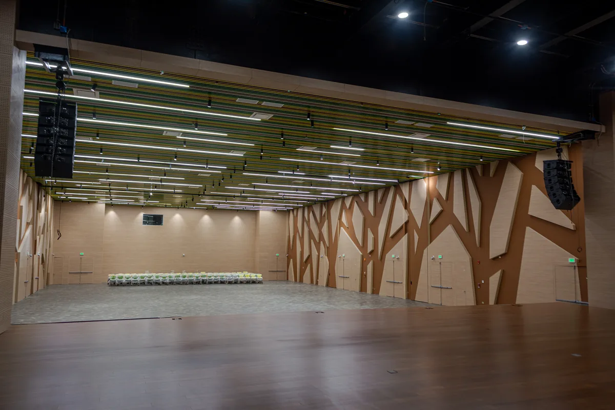 Auditorio con sistema de audio, video e iluminación escénica integrado